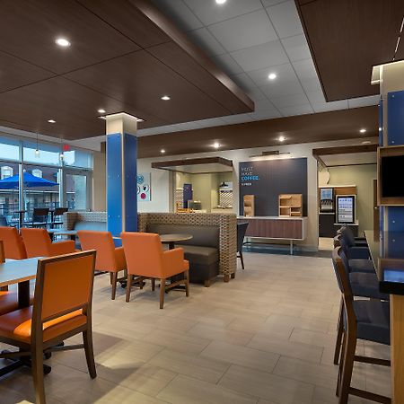 Holiday Inn Express & Suites - Fayetteville South By Ihg Εξωτερικό φωτογραφία